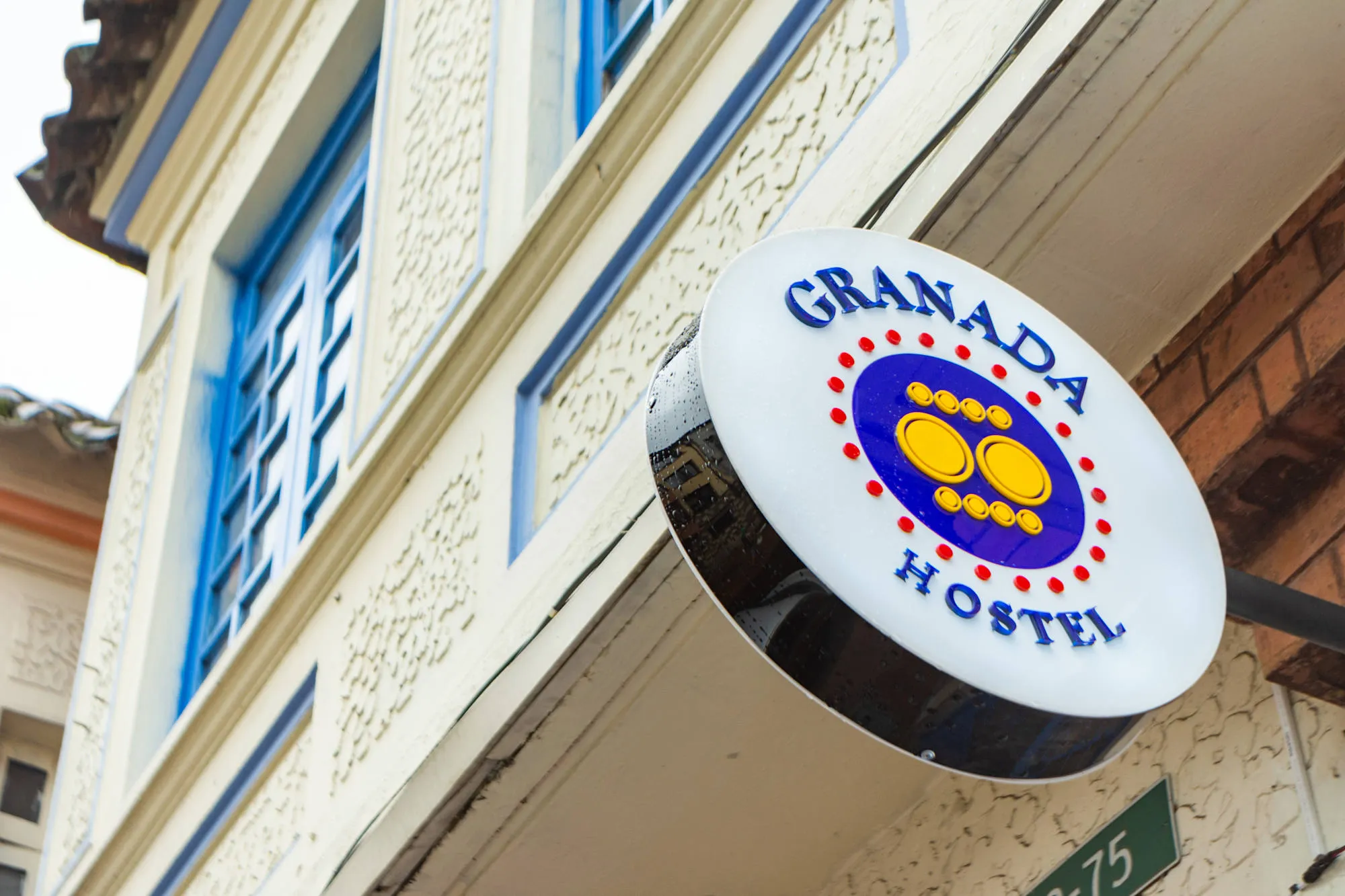 Das Granada Hostel von der Straße aus