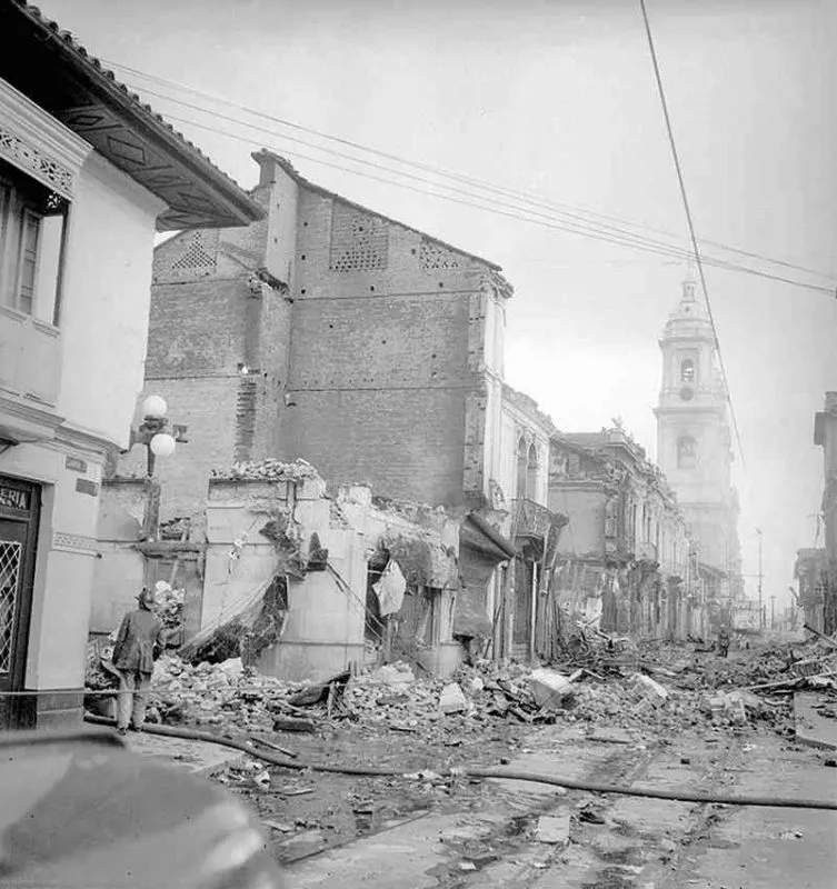 Die Calle 11 westlich der Plaza de Bolívar, April 1948, nach der Ermordung von Jorge Eliécer Gaitán.