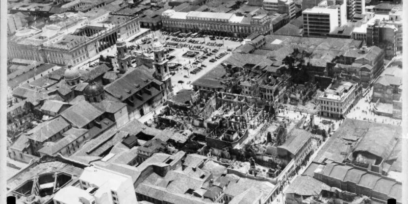 Die wiederaufgebaute Calle 11, mit der 1957 errichteten Bibliothek Luis Ángel Arango.